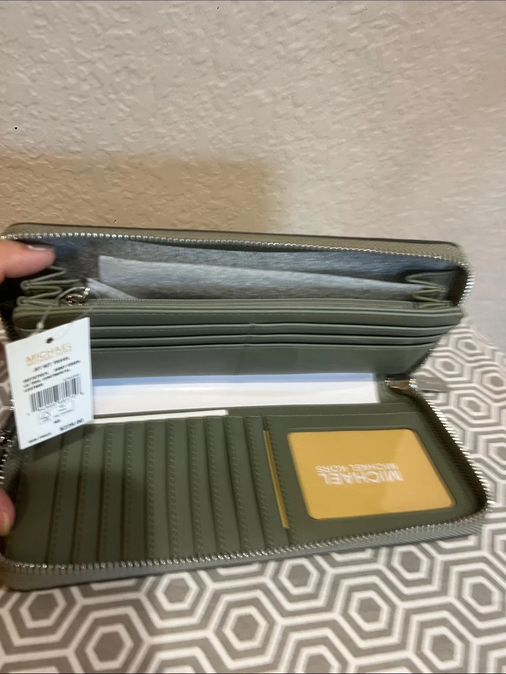 Michael Kors ARMY GREEN LG TRVL continental wallet leather w/detachable strap